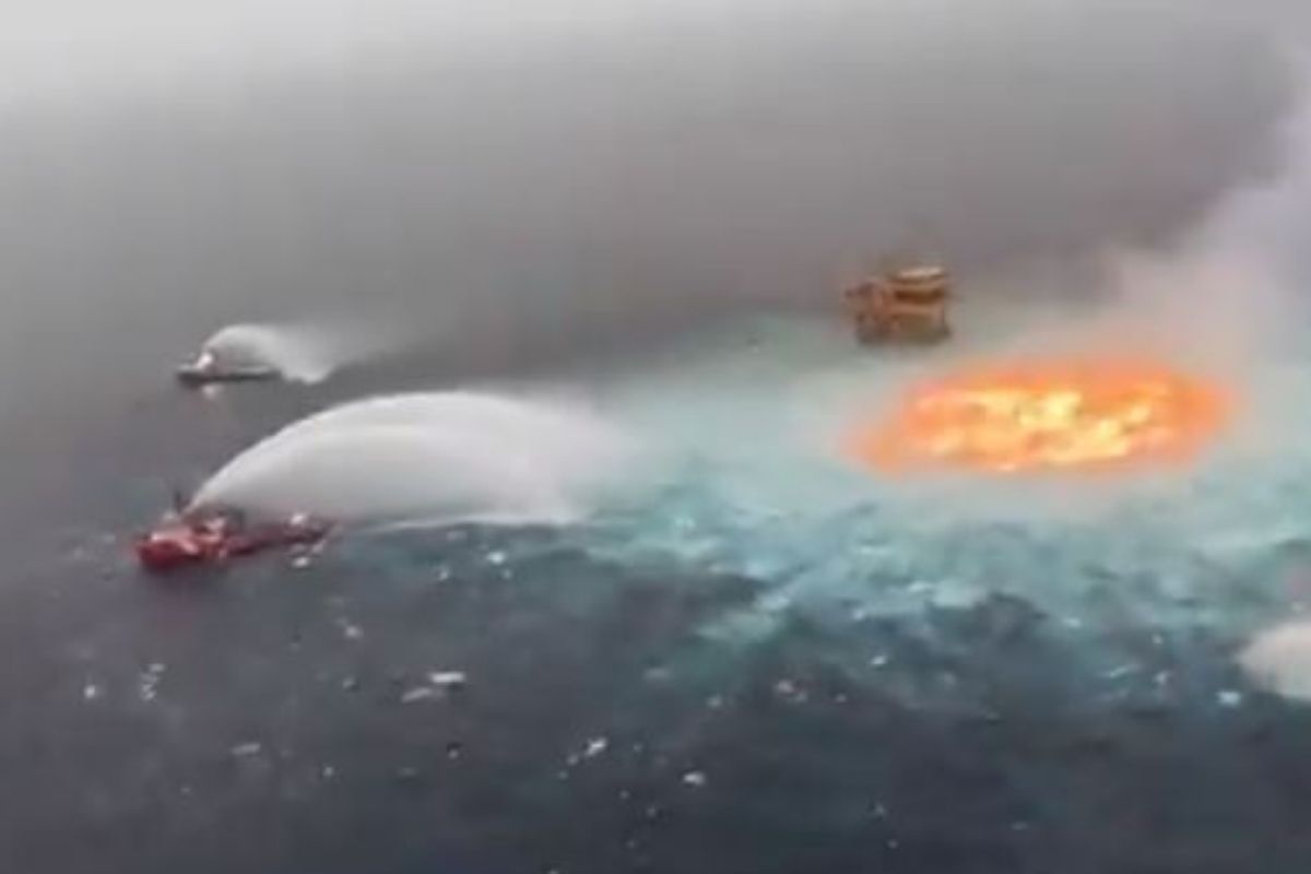 VIDEO : अरेच्चा! समुद्राच्या मध्यभागी उडाला आगीचा भडका; विस्फोटामुळं हादरला किनारा