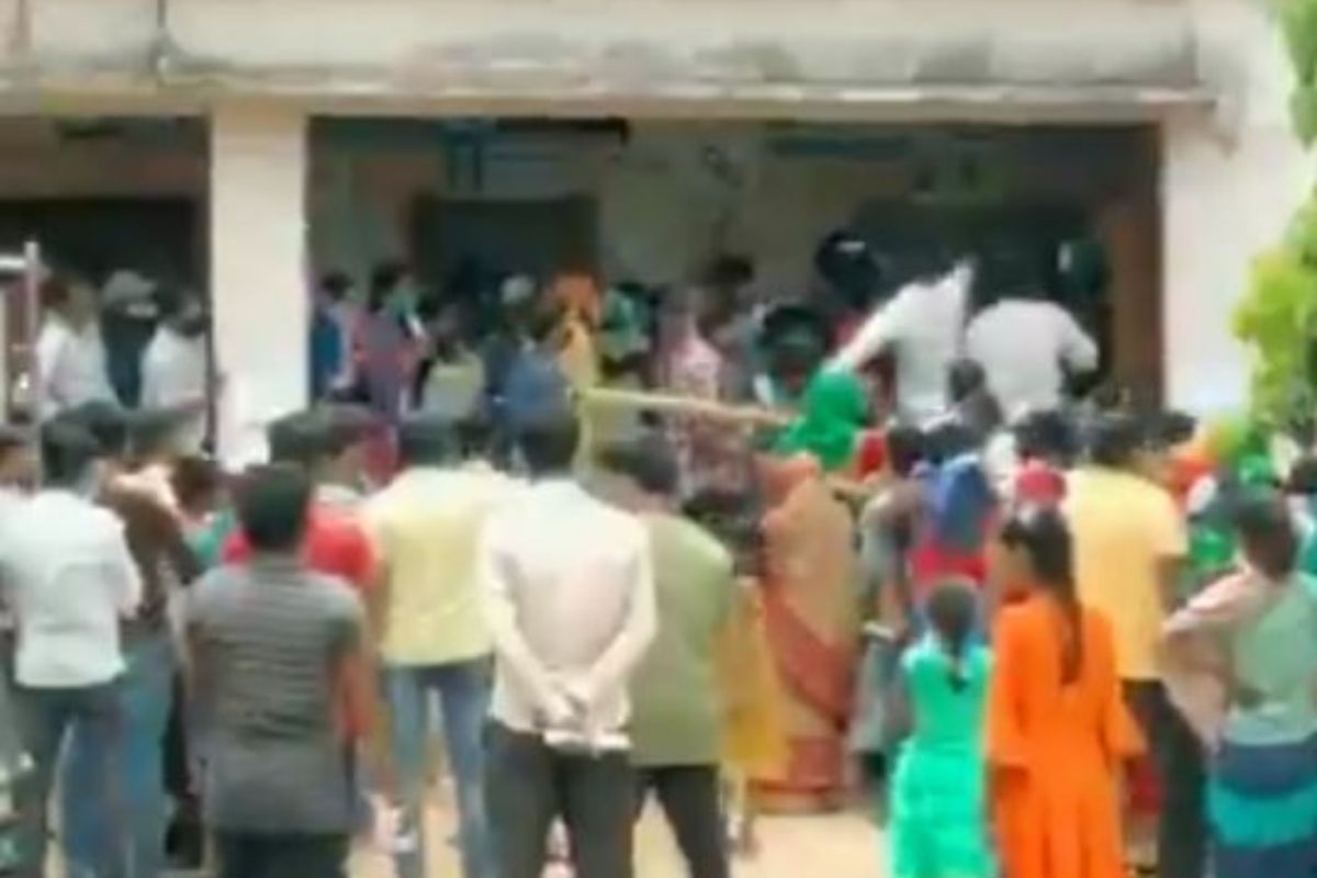 VIDEO : लशीच्या तुटवड्याला वैतागली जनता; केंद्रावरच तोडफोड, अधिकारीही हैराण