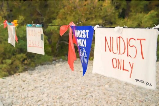 Nude City: जगातील असं शहर जिथे कपडे घालण्यास आहे मनाई; मात्र रोमान्स केल्यास मोठा दंड