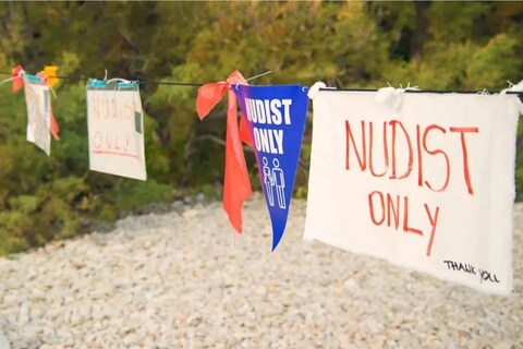 फ्रान्समधील एक शहर Cap d'Agde न्यूडिटीसाठी (Nudity)  प्रसिद्ध आहे. इथले लोक आरामात कपड्यांशिवाय फिरताना दिसतात. 