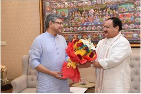 उपस्थित असलेला एक कर्मचारी म्हणाला, की 'सर आम्ही ठरवतच होतो, की जेव्हा तुम्हाला भेटू तेव्हा तुम्हाला सांगायचं, की आपण एकाच कॉलेजमध्ये शिकलो आहोत.' त्यावर रेल्वेमंत्री म्हणाले, 'मला सर नाही, बॉस म्हणायचं. 