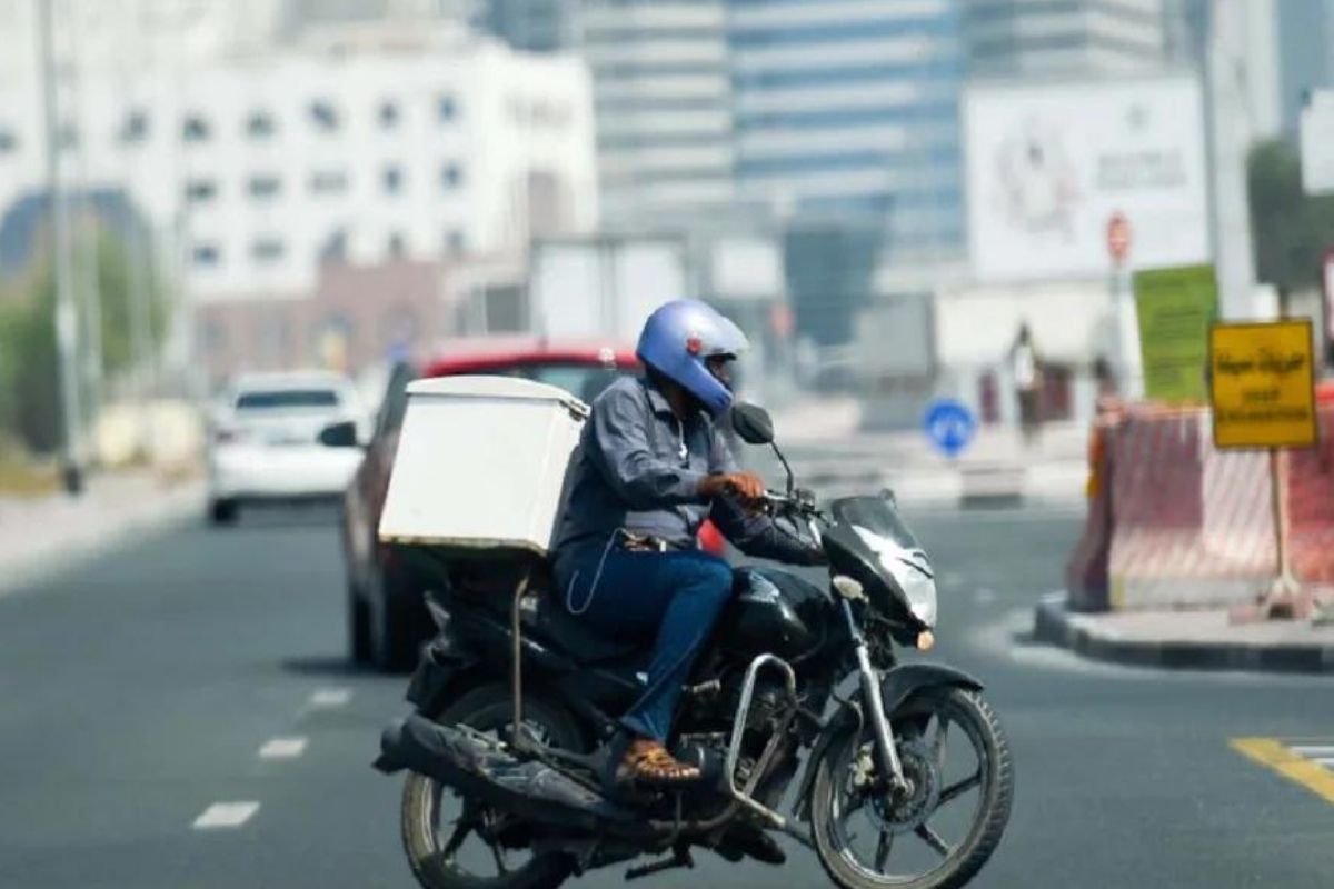 VIDEO: डिलिव्हरी बॉयला रस्त्यातच झाली अटक; पोलीस अधिकाऱ्यानं महिलेच्या घरी पोहोचवली ऑर्डर