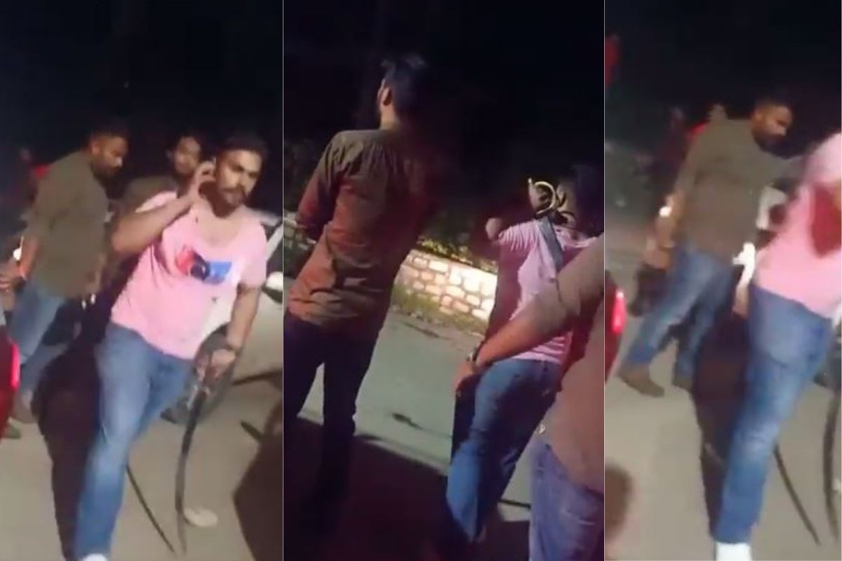 पर्यटकांची भाईगिरी; किरकोळ वादातून रस्त्यावरच तलवारबाजी, धक्कादायक VIDEO आला समोर