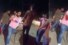 पर्यटकांची भाईगिरी; किरकोळ वादातून रस्त्यावरच तलवारबाजी, पाहा धक्कादायक VIDEO पर्यटकांची भाईगिरी; किरकोळ वादातून रस्त्यावरच तलवारबाजी, पाहा धक्कादायक VIDEO