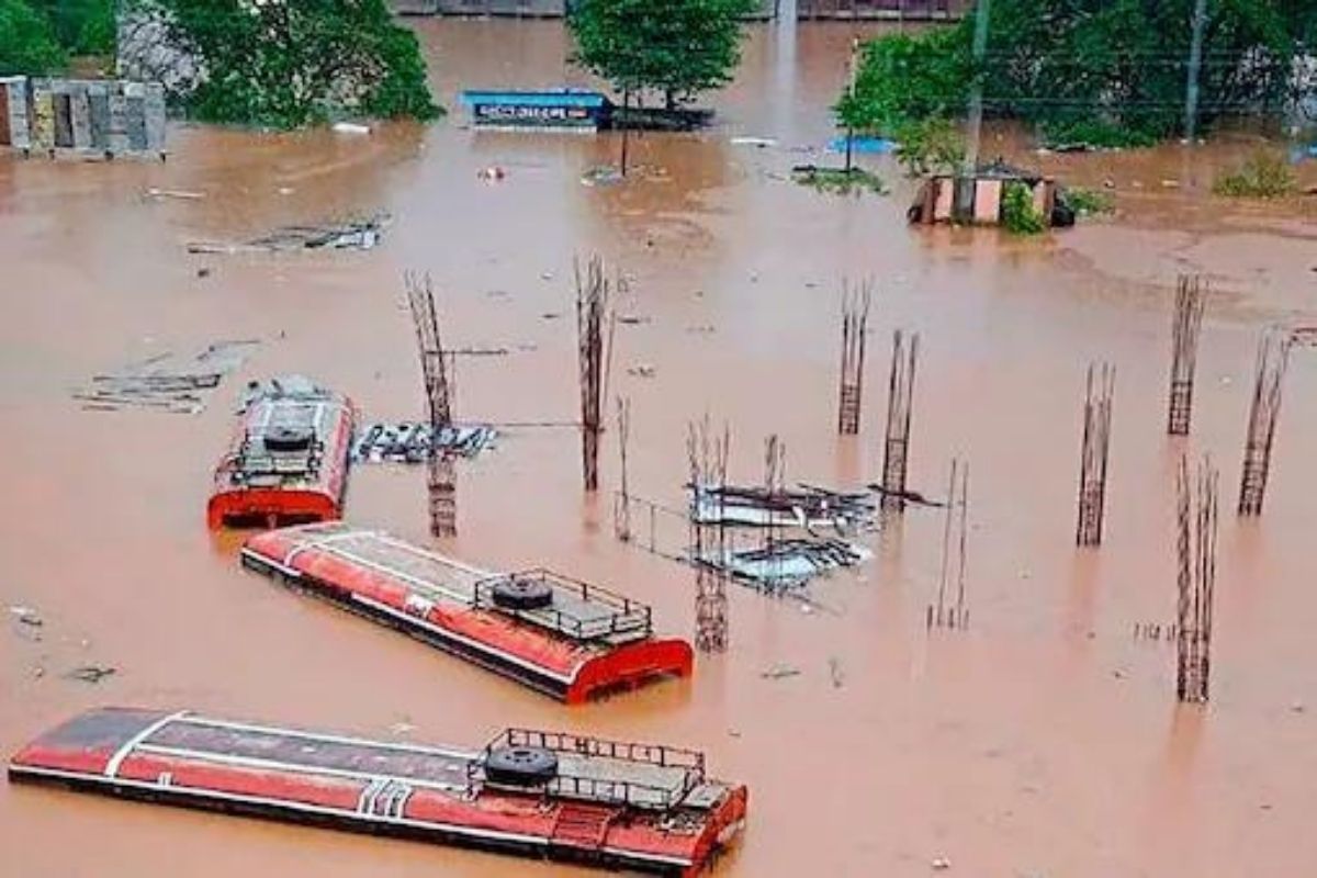महाडमधील पूरस्थिती गंभीर; 10 हजारहून अधिक नागरिक पुराच्या विळख्यात