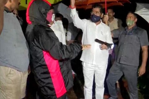 तळीये गावात 35 घरांवर दरड कोसळून 38 जणांचा मृत्यू (38 people died due to landslide) झाला. शुक्रवारी रात्री उशिरा नगरविकास मंत्री एकनाथ शिंदे तळीये गावात पोहोचले (Eknath Shinde visits Tilaye village). 
