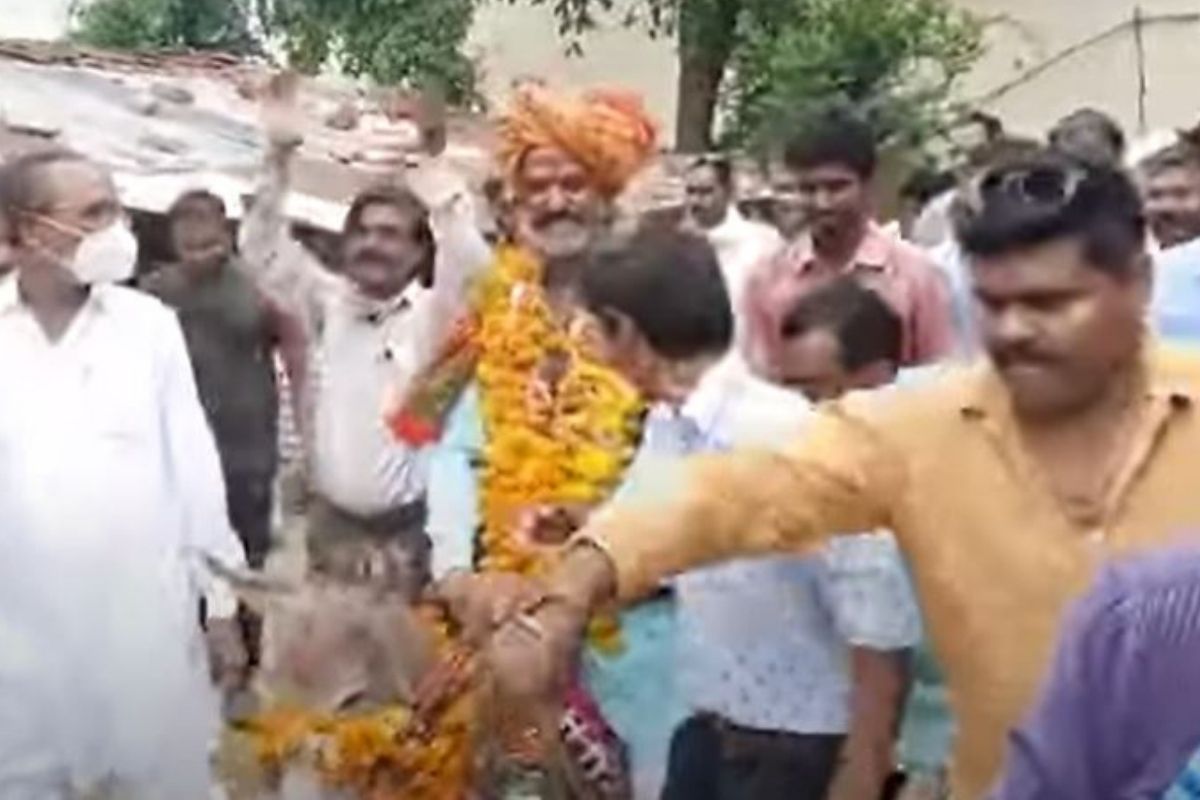 VIDEO: अजबच! गावच्या सरपंचाची थेट गाढवावरून मिरवणूक, कारण ऐकून व्हाल थक्क