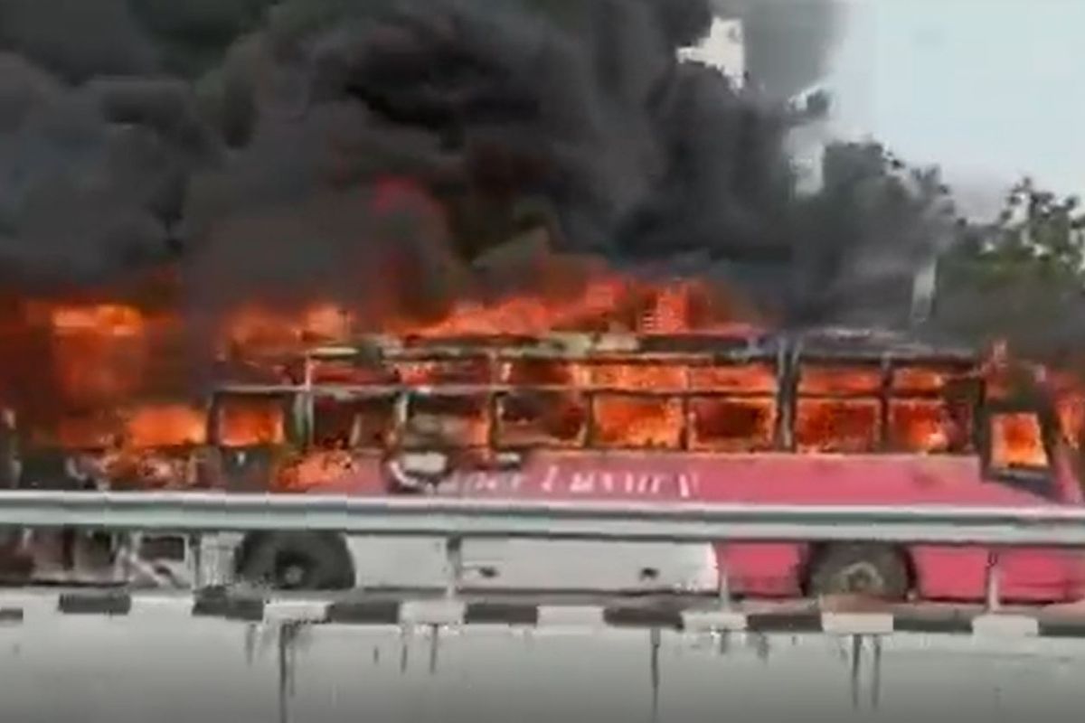 प्रवाशांनी भरलेल्या बसनं अचानक घेतला पेट अन्...; पाहा घटनेचा थरारक VIDEO