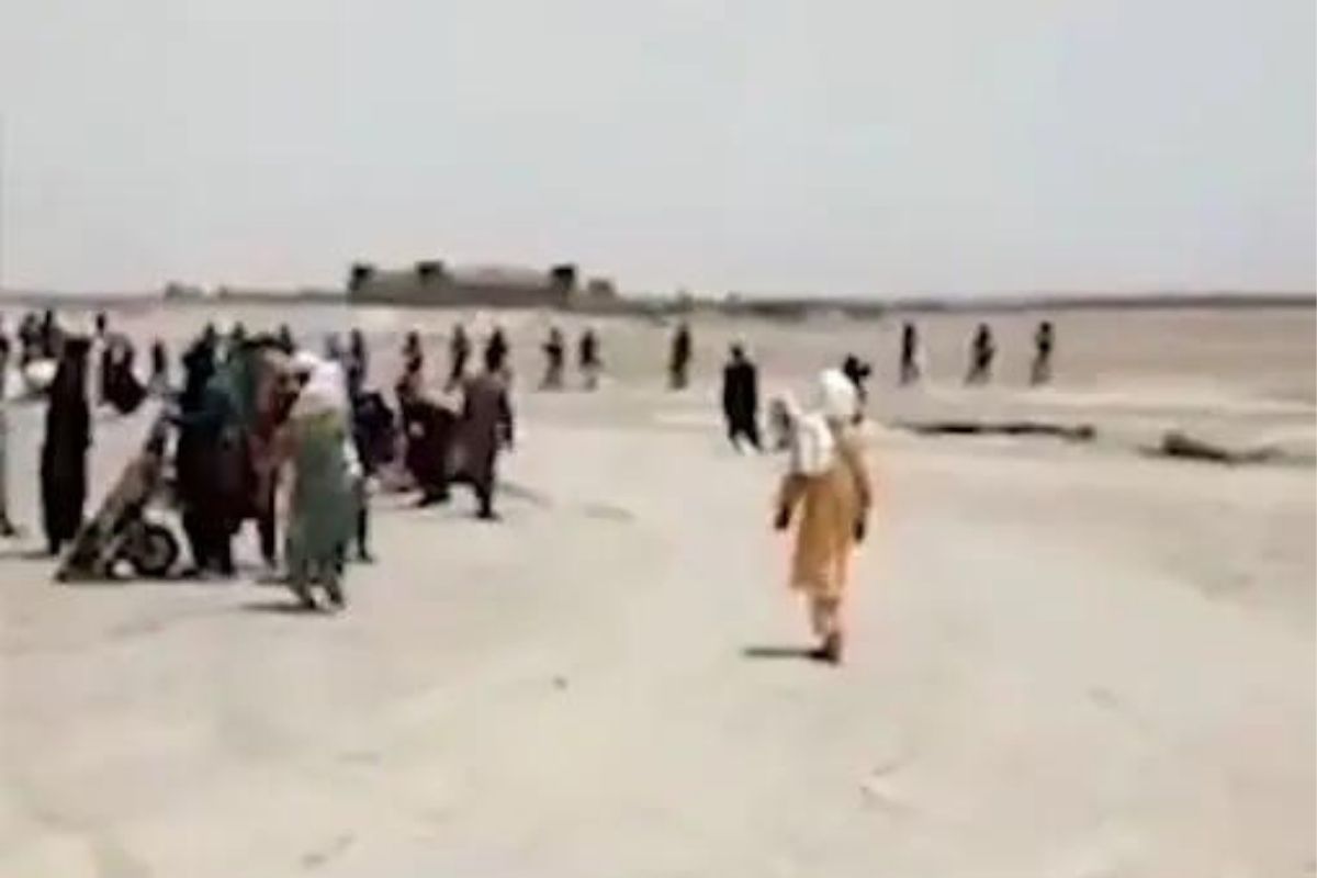 सीमा ओलांडून अफगाणिस्तानात पोहोचलं पाकिस्तानी सैन्य? तालिबानींसोबत फिरतानाचा VIDEO आला समोर