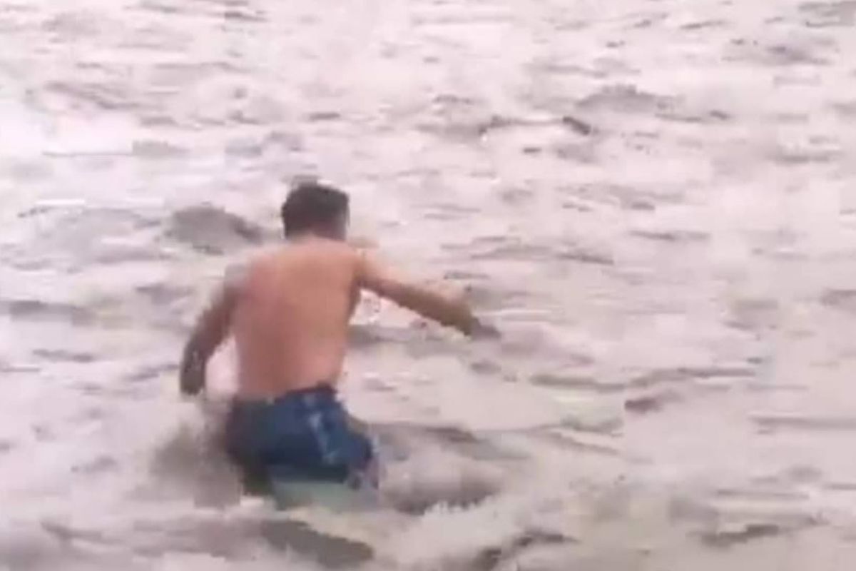 नदीनं धारण केलं रौद्ररुप! जिवाची पर्वा न करता तिघांना वाचवण्याासाठी त्यानं घेतली पुराच्या पाण्यात उडी अन्..