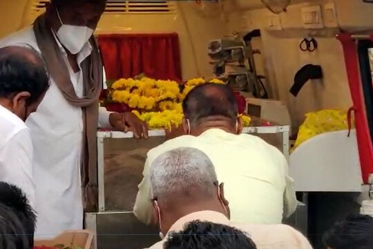 VIDEO: गणपतराव देशमुख यांचं पार्थिव सांगोल्याकडे रवाना, दुपारी होणार अंत्यसंस्कार