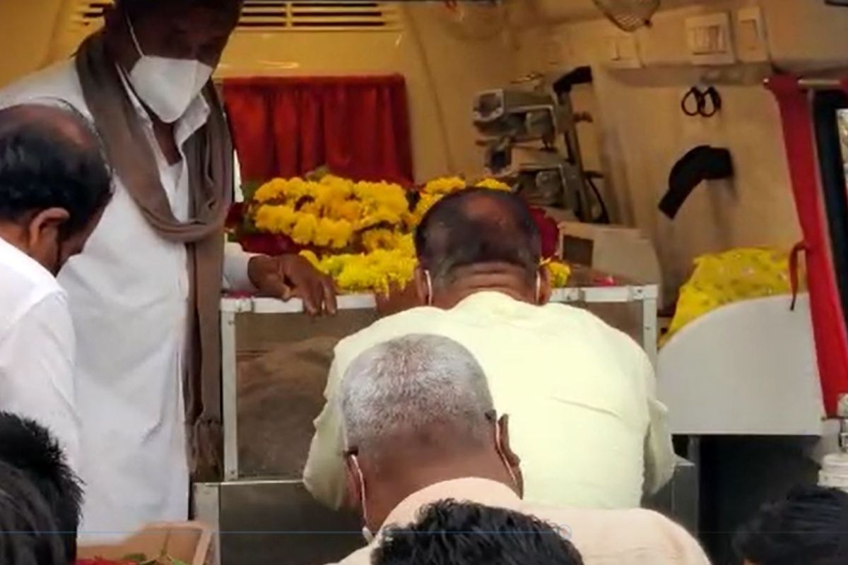 VIDEO: गणपतराव देशमुख यांचं पार्थिव सांगोल्याकडे रवाना, दुपारी होणार अंत्यसंस्कार