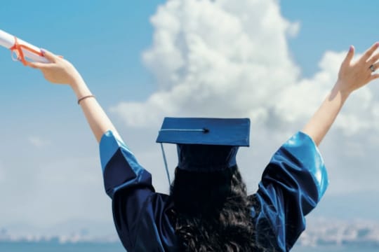 परदेशात शिक्षणासाठी 'हे' आहेत बेस्ट कोर्सेस; बघा कोणत्या देशात कुठला कोर्स चांगला