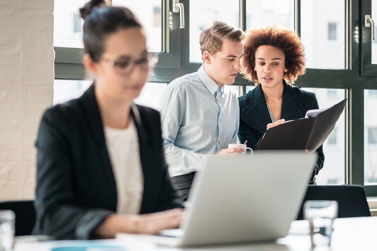 सावधान! तुम्हालाही 'या' वाईट सवयी असतील तर तुमचं करिअर बिघडलंच म्हणून समजा; आताच करा बदल