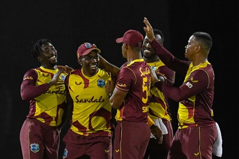 वेस्ट इंडिज विरुद्ध ऑस्ट्रेलिया (West Indies vs Australia) यांच्यात झालेली पहिली टी20 मॅच ऑस्ट्रेलियानं खराब बॅटींगमुळे गमावली. या विजयाबरोबरच 5 टी20 सामन्यांच्या या मालिकेत वेस्ट इंडिजनं 1-0 नं आघाडी घेतली आहे.