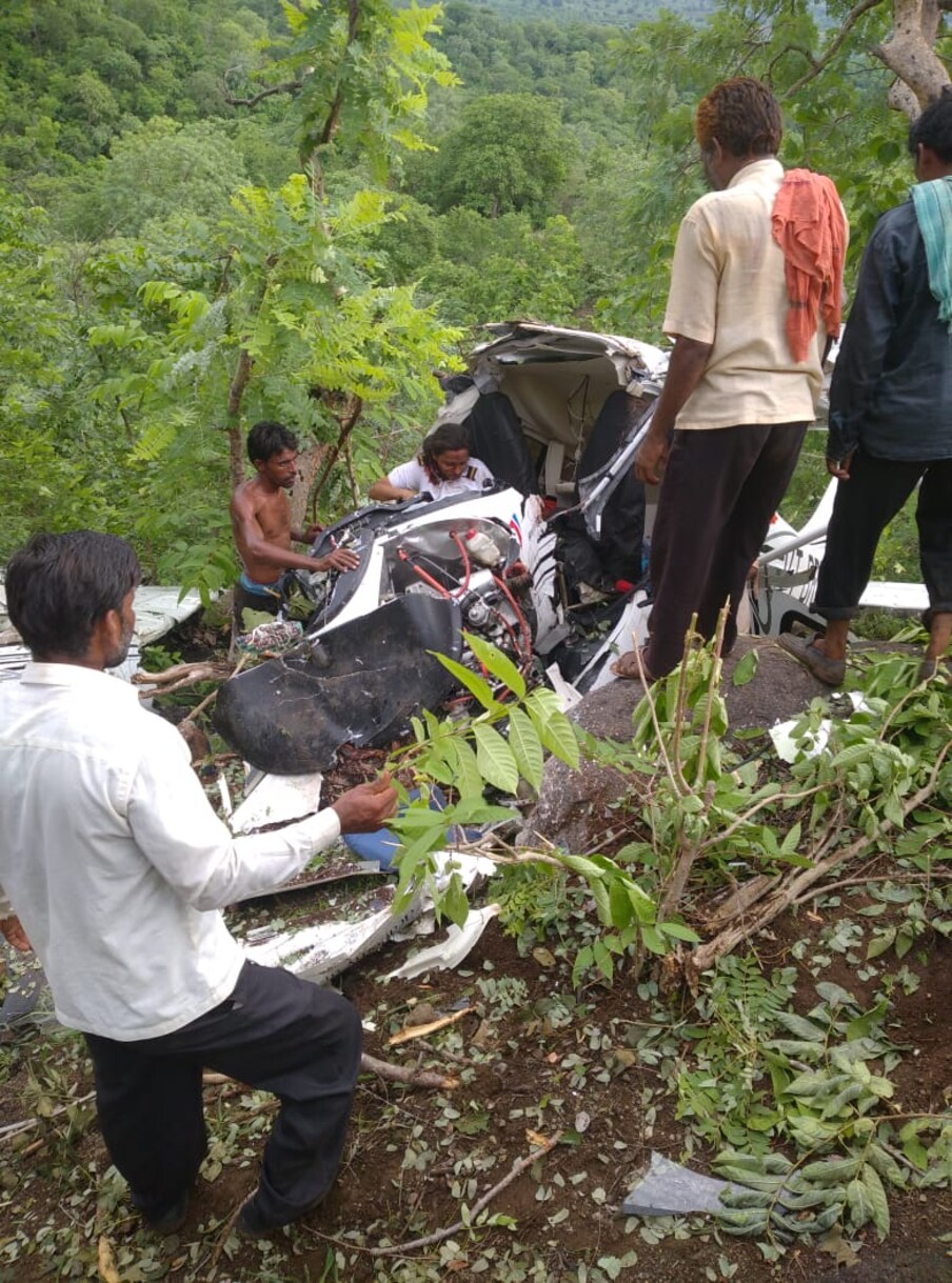 वर्डीपासून दहा किलोमीटर अंतरावर ध्वज बल्ली नावाच्या डोंगरावर विमान धडकल्याने अपघात झाला आहे. आदिवासींनी विमानातील दोन जणांना बाहेर काढले. त्यापैकी एक महिला प्रशिक्षक जिवंत असल्याचं दिसतं. या अपघातात विमानातील पुरुषाचा मृत्यू झाला आहे. 
