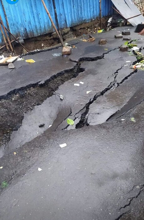 रात्रभर कोसळणाऱ्या पावसानं मुंबईला (Mumbai) झोडपून काढलं आहे. चेंबूरमध्ये संरक्षक भिंत कोसळून 17 जणांचा मृत्यू झाला आहे. तर विक्रोळीत एक दुमजली इमारत कोसळून 6 जणांचा मृत्यू झाल्याची वृत्त आहे. 