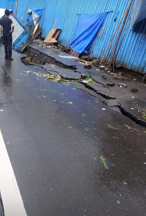 घटनास्थळी रस्ता खचल्यानं खोलवर खड्डा पडला आहे. 
