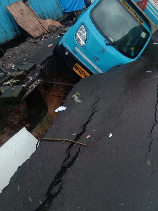 रस्ता खचल्याचे फोटो समोर आले आहेत. 