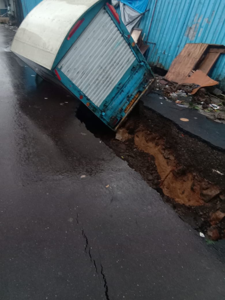 मुंबईसह उपनगरात रात्रीपासून पावसानं जोरदार हजेरी लावली आहे. मुंबईच्या सर्व उपनगरात पावसानं थैमान घातलं. यात शिवडी भागात रस्ता खचला आहे. 