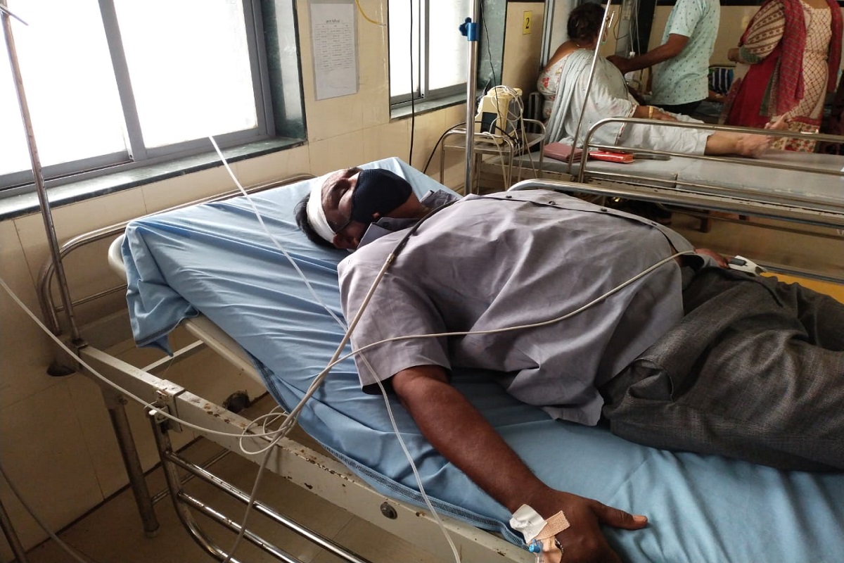 बॅनरवर फोटो न लावल्याने शिवसैनिक आपसात भिडले; शिवसेना तालुका प्रमुख गंभीर जखमी