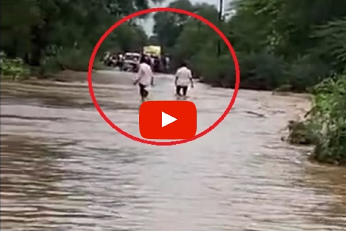 LIVE VIDEO: मुसळधार पावसामुळे आलेल्या पुरात तरुण गेला वाहून
