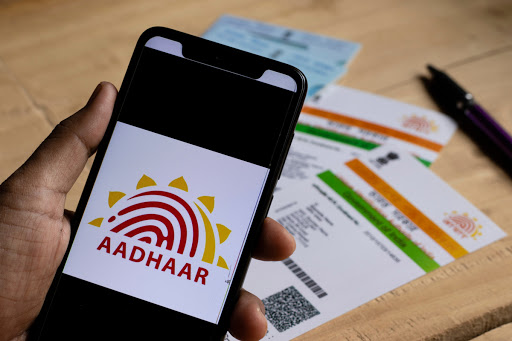 Aadhaar Card वरील मोबाइल क्रमांक अपडेट करायचा आहे का? अशी मिळेल घरपोच सेवा