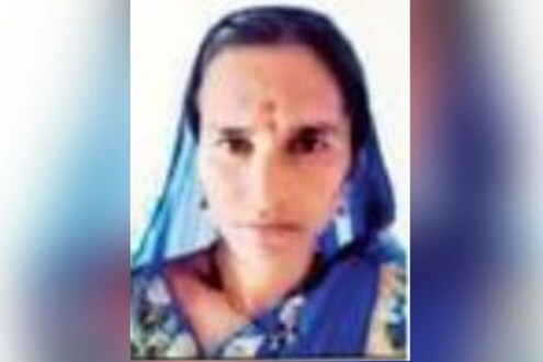 पिकअपची दुचाकीला जोरदार धडक; मुलाच्या डोळ्यादेखत आईनं सोडला जीव, मुलगा गंभीर जखमी पिकअपची दुचाकीला जोरदार धडक; मुलाच्या डोळ्यादेखत आईनं सोडला जीव, मुलगा गंभीर जखमी