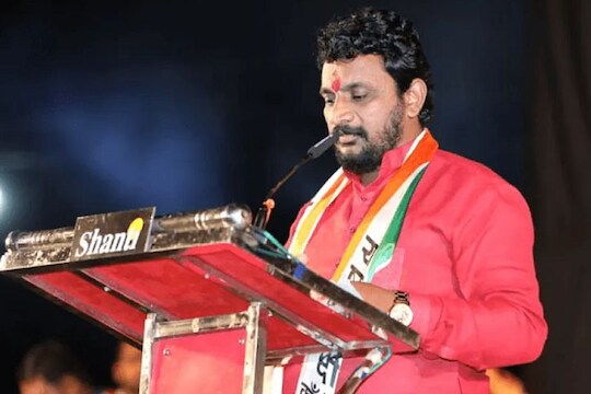 भरसभेत बोलत असताना अमोल मिटकरींना अर्धांगवायूचा झटका, प्रकृती स्थिर