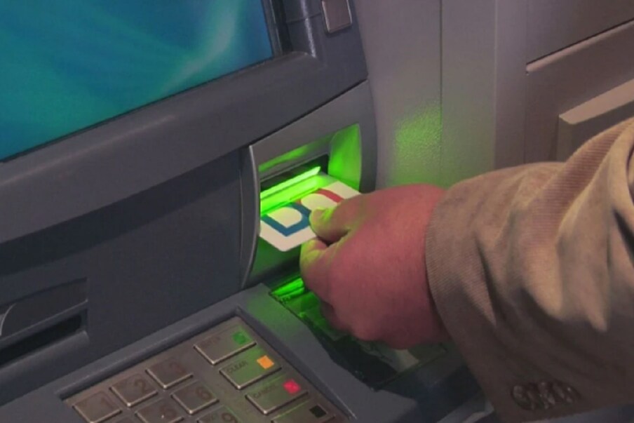 ATM कार्ड क्लोनिंग - एटीएम क्लोनिंगद्वारे फ्रॉड करणारे ग्राहकाची संपूर्ण माहिती चोरी करतात आणि डुप्लीकेट कार्ड बनवून खात्यातून पैसे काढतात.
