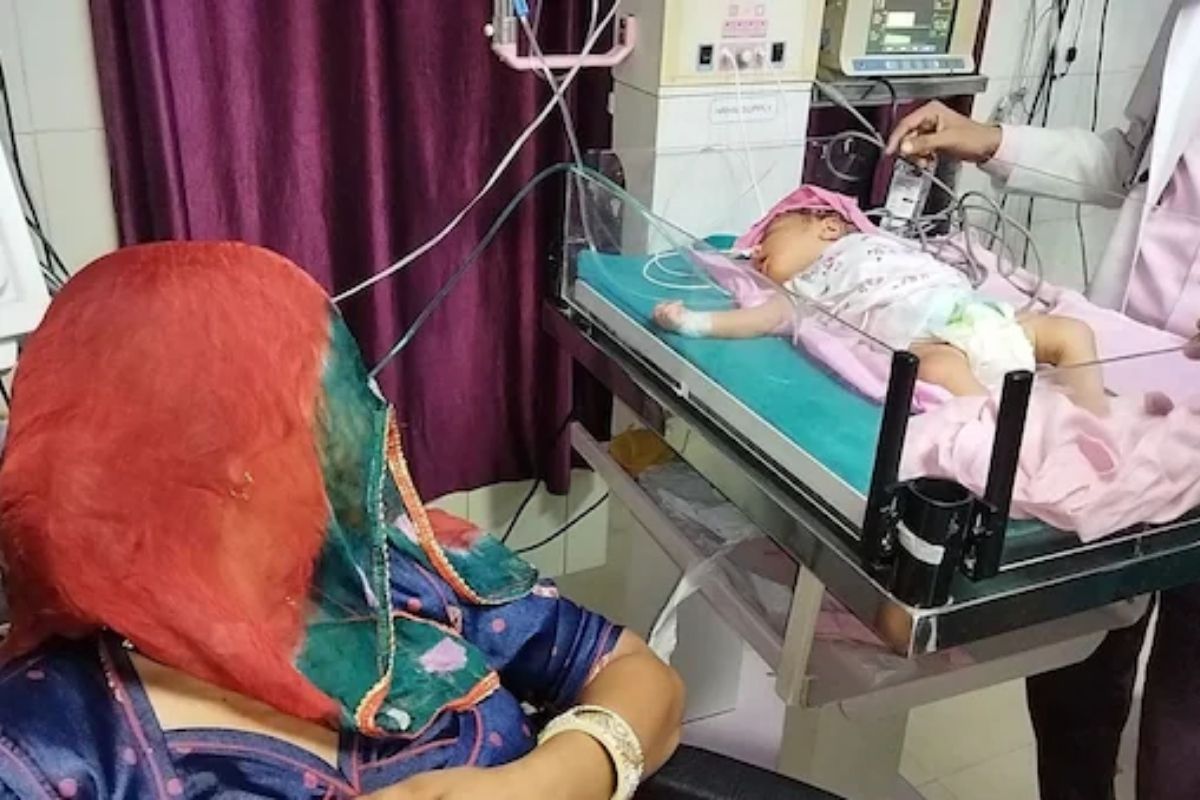 आईचे अश्रू पाहून चोराचं मन पाझरलं; नवजात बालकाला सुखरूप रस्त्यावर सोडलं