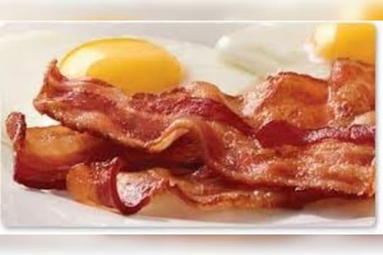 मांसाहारी लोक ब्रेकपास्टमध्ये अंडी आणि बेकन आवडीने खातात. पण, बेकन आणि अंड एकत्र खाल्ल्यामुळे सुस्ती आणि डलनेस येऊ शकतो. बेकन आणि अंड्यात हाय प्रोटीन आणि चरबीही जास्त असते त्यामुळे शरीरात जड आणि सुस्त वाटायला लागतं.



