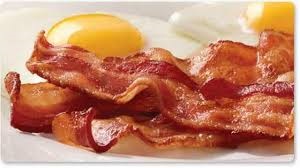 मांसाहारी लोक ब्रेकपास्टमध्ये अंडी आणि बेकन आवडीने खातात. पण, बेकन आणि अंड एकत्र खाल्ल्यामुळे सुस्ती आणि डलनेस येऊ शकतो. बेकन आणि अंड्यात हाय प्रोटीन आणि चरबीही जास्त असते त्यामुळे शरीरात जड आणि सुस्त वाटायला लागतं.