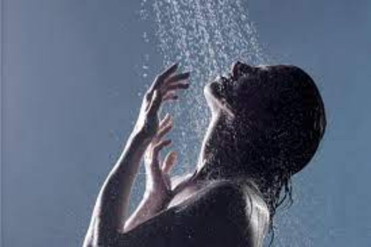 दररोज आंघोळ केल्याचे मोठे दुष्परिणाम; आरोग्यासाठी ठरू शकतं हानिकारक