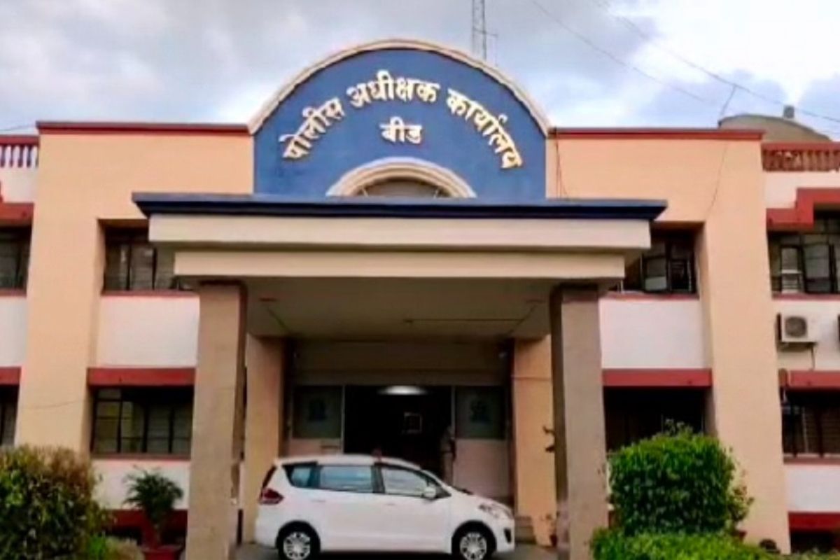 चालू कीर्तनात दारुड्या पतीचा तमाशा; पत्नीला शिवीगाळ करत बेदम मारहाण, परळीतील घटना