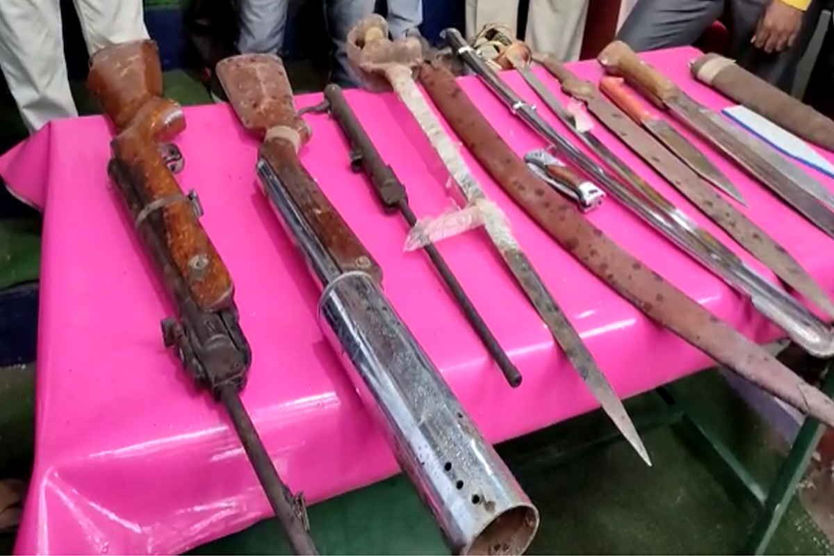 शिकारीच्या बंदुकीसह तलवारी-चाकूचा साठा जप्त, भुसावळमध्ये खळबळ, VIDEO