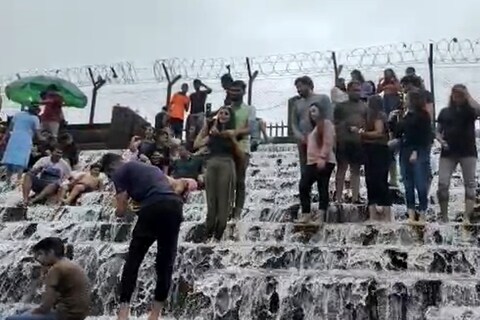 कोरोनाचे नियम पायदळी तुडवत पुणेकर बिनधास्तपणे भुशी डॅमच्या पायऱ्यांवर लोळत होते. 