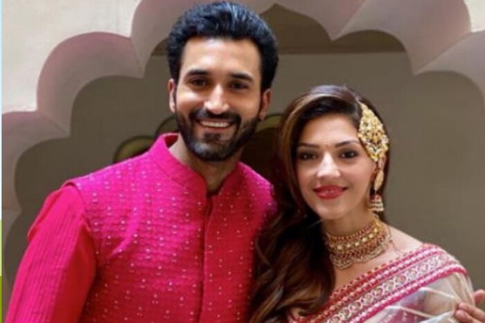 कोण आहे भव्य बिश्नोई? भव्य बिश्नोई (Bhavya Bishnoi) काँग्रेस नेता आणि हरियाणाचे माजी मुख्यमंत्री (Ex Haryana CM) भजनलाल (Bhajan Lal) यांचा नातू आहे. भव्यचे वडील कुलदीप बिश्नोई (Kuldeep Bishnoi) हरियाणातील अदमपुर (Adampur) येथील आमदार आहेत. साखरपुड्यापूर्वी दोघांनी एक फोटोशूटही केला होता. जो मेहरीनने आपल्या इन्स्टाग्राम अकाऊंटवर (Instagram) शेयर केला होता. 