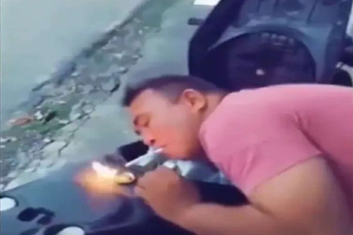 एक सिगारेट पेटवण्यासाठी जीवाशी खेळ; बाईकच्या टाकीला आग लावली आणि... Shocking video