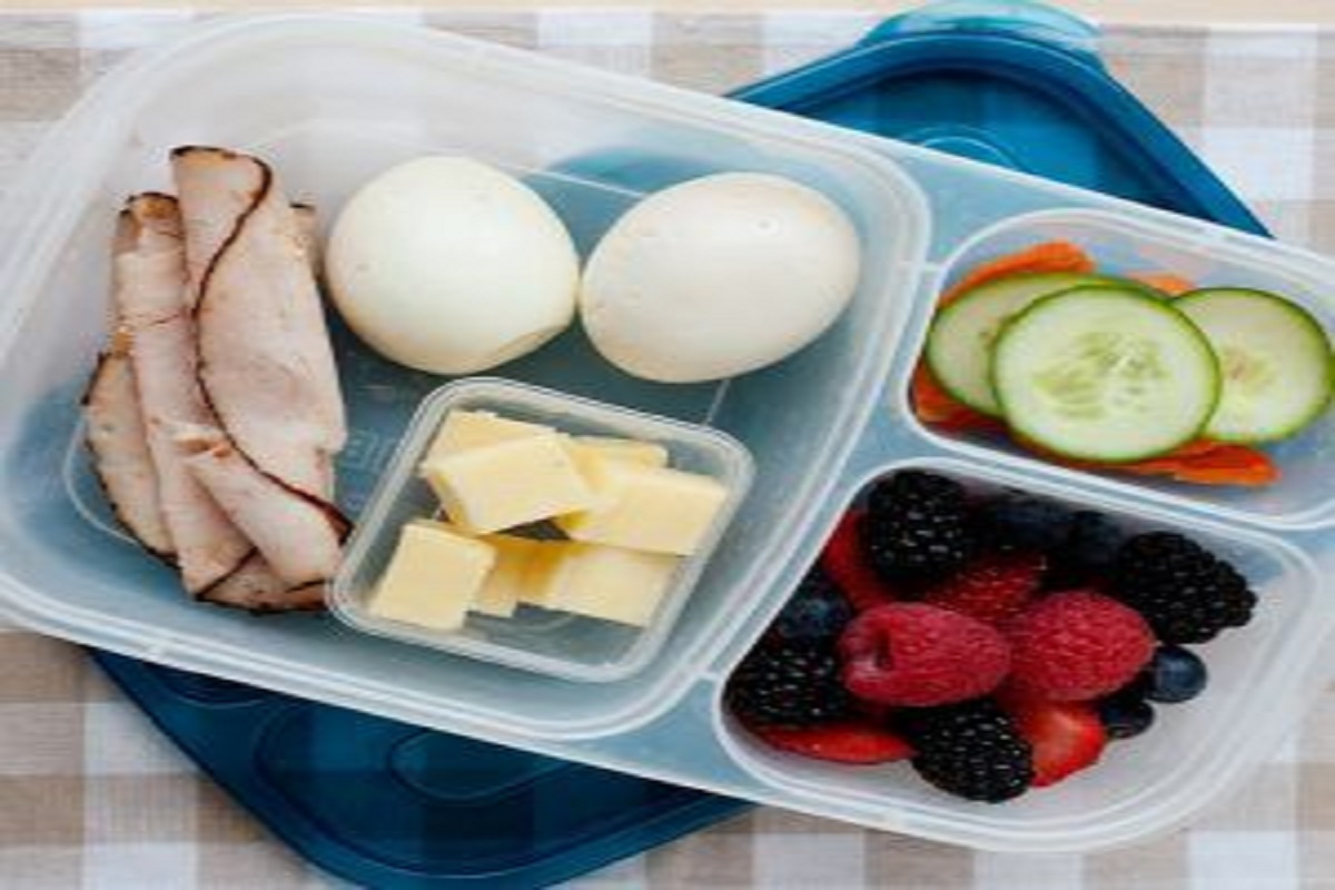 तुम्ही टिफीनमध्ये नेता उकडलेलं अंडं? किती वेळाने होतं खराब माहिती आहे ना?