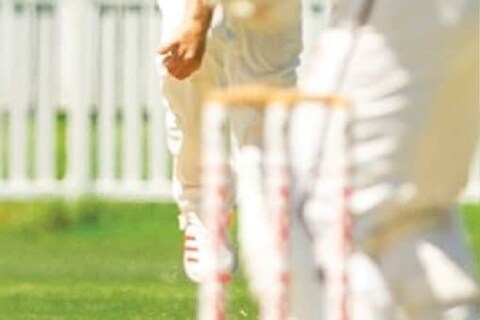 फर्स्ट क्लास क्रिकेटमध्ये (First Class Cricket) एखाद्या खेळाडूनं चार बॉलवर चार विकेट आणि शतह हा दुहेरी पराक्रम एकाच मॅचमध्ये करण्याची ही पहिलीच घटना होती.