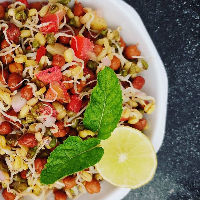 ब्रेकफास्ट असा असावा: तुम्ही सकाळी नाश्त्यात दूध आणि स्प्राऊट्सचा समावेश करू शकता. 