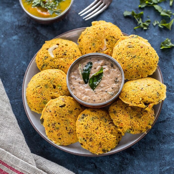 इडली ओट्स: ओट्समध्ये फायबरचे प्रमाण खूप जास्त आहे. आपण दूध आणि फळांसह ओट्स खाऊ शकता. आपण ओट्स इडलीही बनवू शकता. 