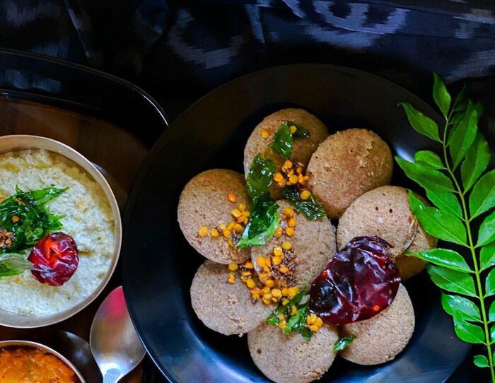 मल्टीग्रेन इडली: मल्टीग्रेन इडलीमध्ये ज्वारी, बाजरी, ओट्स, मेथीचे दाणे आणि गव्हाचे पीठ यासारख्या फायदेशीर धान्यांचा समावेश असतो. 