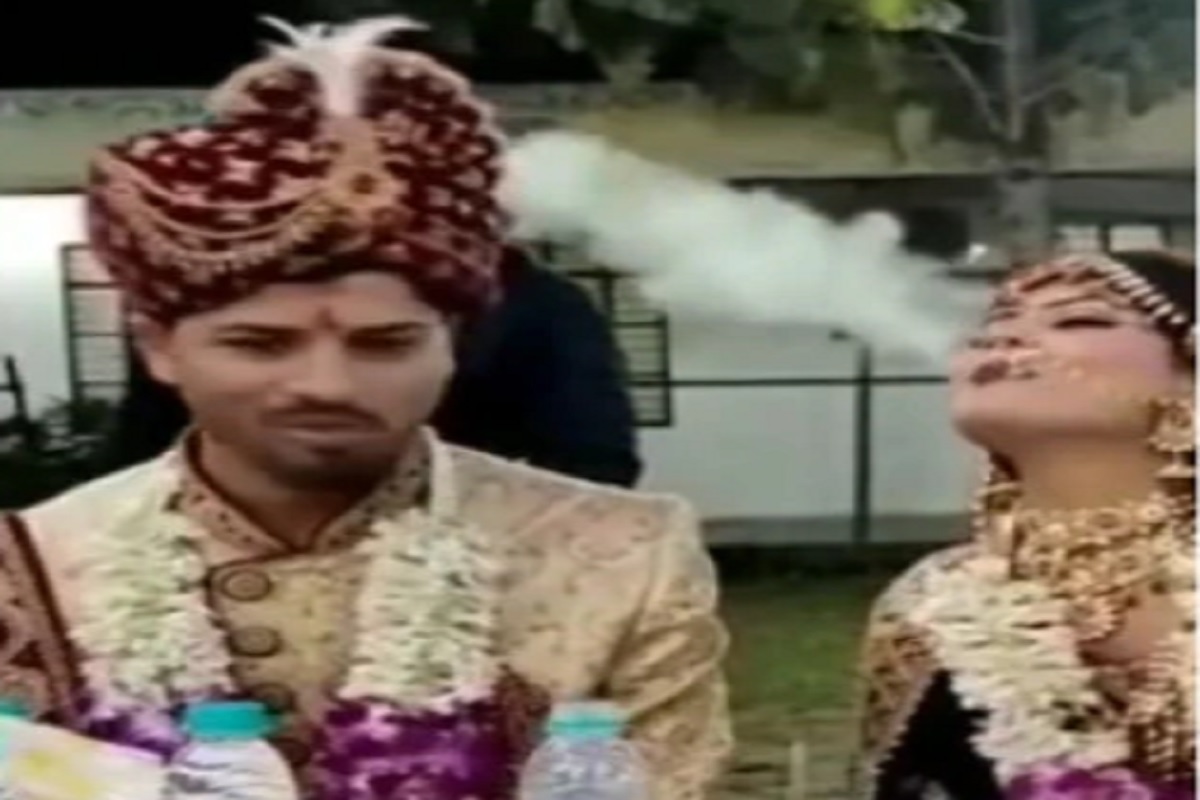 नवरी जोमात नवरदेव कोमात! लाजणं राहिलं दूर नववधूने मंडपातच ऐटीत तोंडातून सोडला धूर