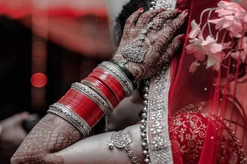 नवरदेवानं (Groom) हे लग्न करण्यासाठी 90 हजार रुपये दिले होते. मात्र, लग्नानंतर पहिल्याच दिवशी घराच्या छतावरुन उडी घेत नवरी (Bride) परार झाल्यानं नवरदेवाला धक्काच बसला