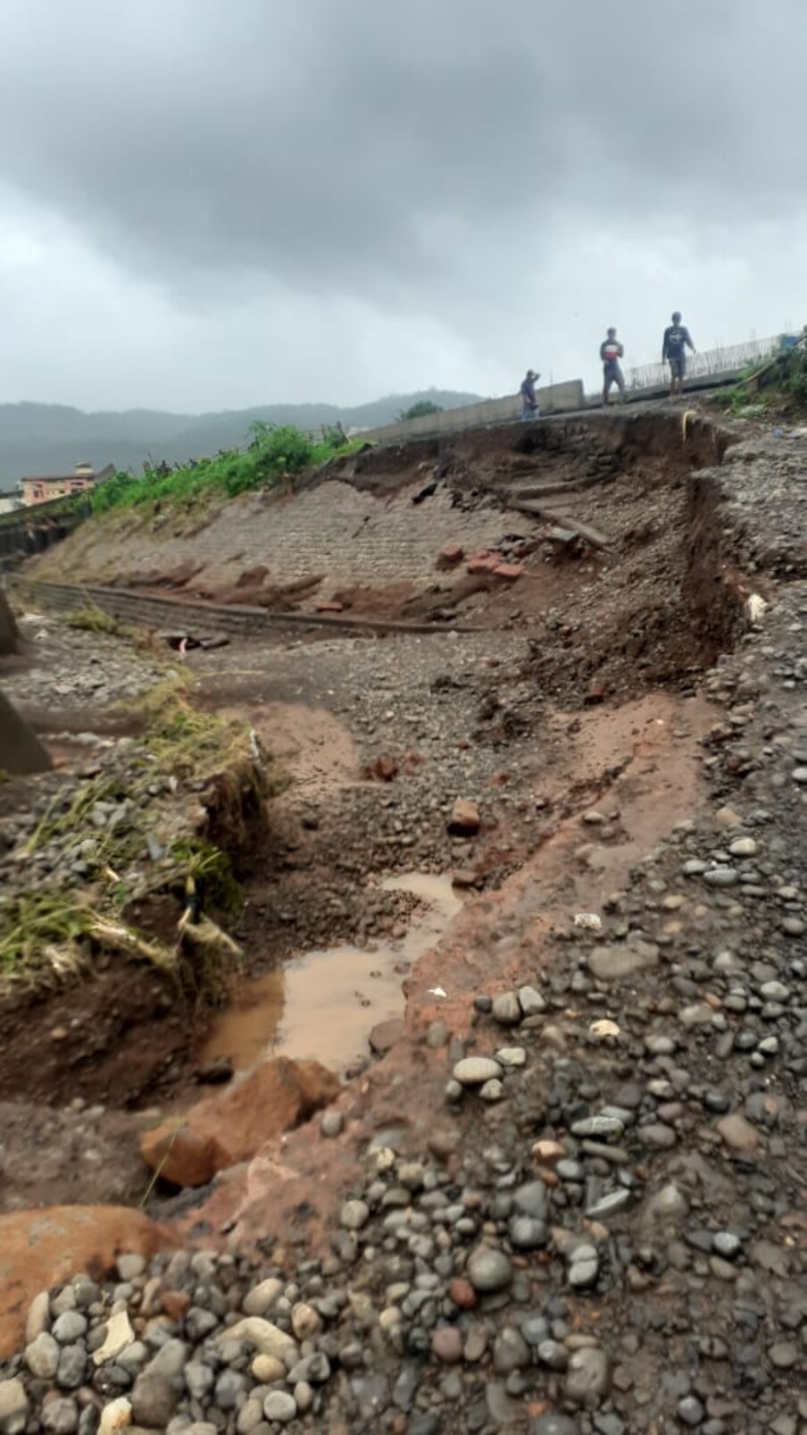 हा पूल खचल्यामुळे मुंबई गोवा मार्गावरील वाहतूक पूर्णपणे ठप्प झाली आहे. 