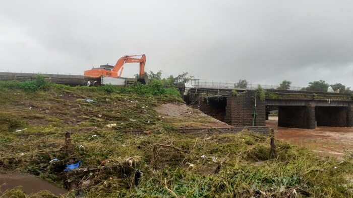 पाणी ओसरल्यावर या मार्गावरील वाहतूक चिपळूण बायपास, वालोपे अशी सुरू होईल.