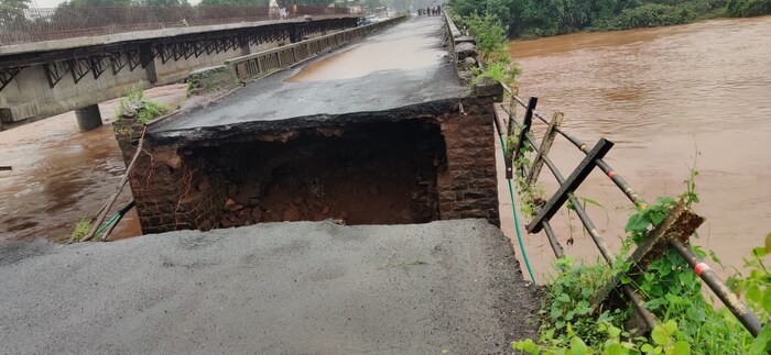 वाशिष्ठी नदीवरील ब्रिटिशकालीन पूल अतिवृष्टीमुळे अशा अवस्थेत आहे. मुंबई-गोवा महामार्गावर हा पूल आहे.