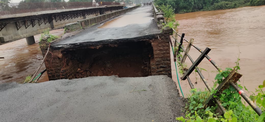 वाशिष्ठी नदीवरील ब्रिटिशकालीन पूल अतिवृष्टीमुळे अशा अवस्थेत आहे. मुंबई-गोवा महामार्गावर हा पूल आहे.